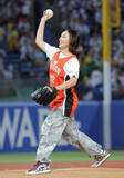 「元バスケ女子日本代表の宮崎早織がヤクルト・阪神戦で始球式「バスケとは全然違う感じ…すごい新鮮」」の画像1