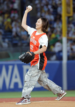 元バスケ女子日本代表の宮崎早織がヤクルト・阪神戦で始球式「バスケとは全然違う感じ…すごい新鮮」