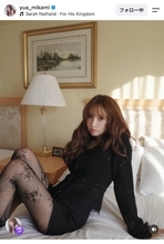 三上悠亜、ミニスカ＆網タイツのブラックコーデに反響！「まるで天使のよう」「もう完全にメロメロ」