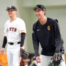 【巨人】育成・村山源「尚輝さんはスローイングがいい」吉川と一緒にノックを受ける