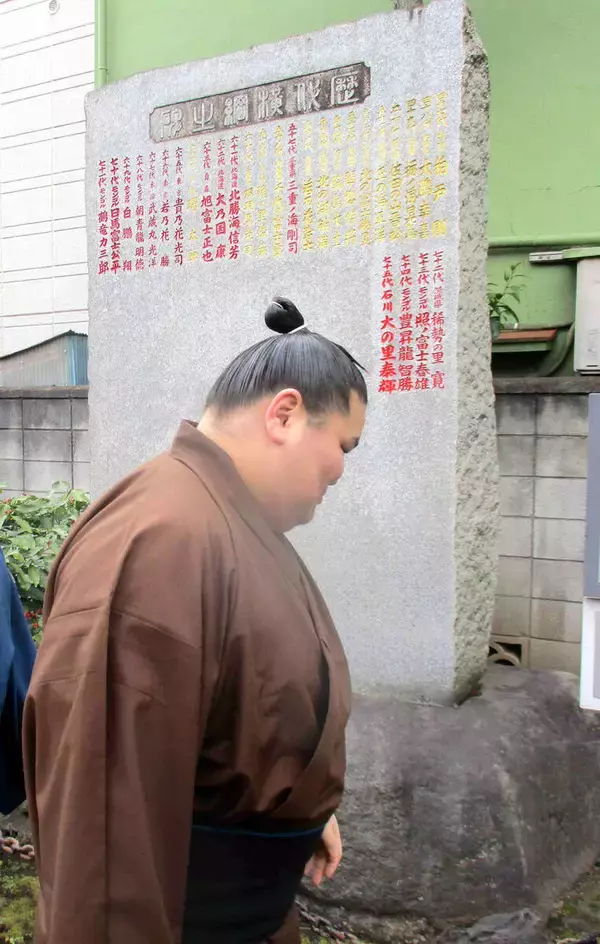 相撲教習生が野見宿禰（のみのすくね）神社を清掃　モンゴル出身の旭富士、歴代横綱の石碑に「俺の名前が出ている」