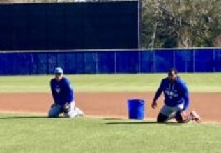 ブルージェイズの岡本和真が初の一塁初練習　デビュー戦を翌日に控え「グッド！」とサムアップ