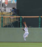 「【巨人】「１番・センター」松本剛がオープン戦初戦の初回にいきなり美技！オスナの大飛球を背走好捕」の画像1