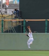 【巨人】「１番・センター」松本剛がオープン戦初戦の初回にいきなり美技！オスナの大飛球を背走好捕