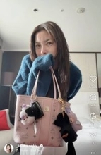 瀬戸朝香、「お気に入り」ブルーグリーンのニットを着たラフな姿が「美しすぎます」「ただただカワイイ」