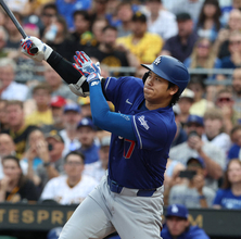 大谷翔平、左膝の炎症で途中交代　まさかのアクシデントに球場騒然　７回の好機で代打送られ退く…血染めのリアル二刀流翌日に１３号先制ソロ含む４打席４出塁も