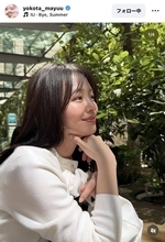 横田真悠「夏終わっちゃうのかな」長袖白トップスで見つめる姿に絶賛！「俺が終わらせねぇ」「惚れる要素２００％」
