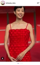 朝ドラヒロイン・石橋静河、和装衣装からイメージ激変の鮮やかドレス姿に「とっても素敵」「赤似合います…！」の声