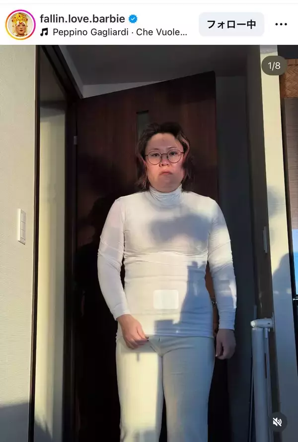 「ももひきが丸見え」バービー、新調したパンツが破れる事故にファン爆笑　全身白のプライベートショットが話題に