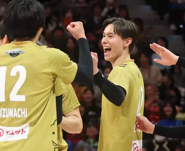 高橋藍のマイクパフォーマンスに会場爆笑「左で打てや！」西本圭吾のベストエンタメ賞獲得をアシスト