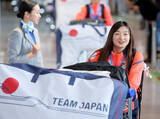 「【五輪】日本選手団が成田空港に到着　フィギュアスケート最後の五輪・坂本花織は満面の笑み」の画像1