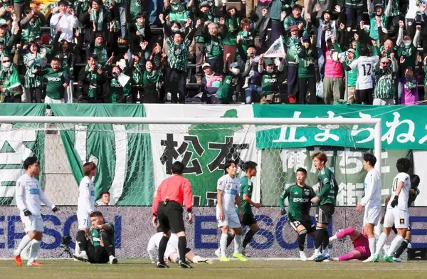 【Ｊ２札幌】セットプレーから２失点するなど松本に０―３敗戦　Ｊ３相手の２戦で２連敗