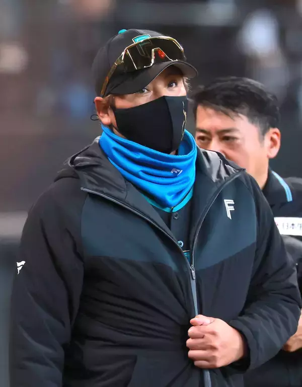 【日本ハム】新庄監督「打席に向かうまで迷いました」犠打かヒッティングか奈良間へのサインの真意