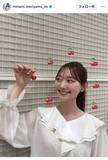「テレ朝・森山みなみアナ、さくらんぼを手に満面の笑み　上品な衣装はチラリと見える脚がポイント「言い尽くせない」「テレ朝小町」」の画像1
