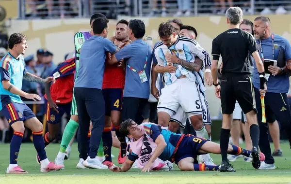【Ｗ杯】アルゼンチンＭＦが試合後に愚行…スペイン選手に喉輪、引きずり倒す場面も　大慌ての指揮官が仲裁