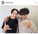 「パーマ姿の的場浩司、植毛手術明かしたいしだ壱成と肩組み２ショット「気持ちのいい男だ！」」の画像1