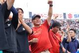 「【甲子園】仙台育英のアルプスに輪島野球部の応援団「僕たちはワンチーム」須江航監督が声をかけ交流開始」の画像1