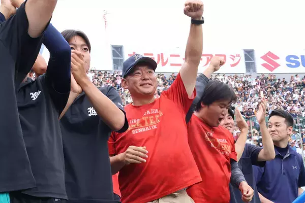 【甲子園】仙台育英のアルプスに輪島高校野球部の応援団「僕たちはワンチーム」須江航監督が声をかけ交流開始