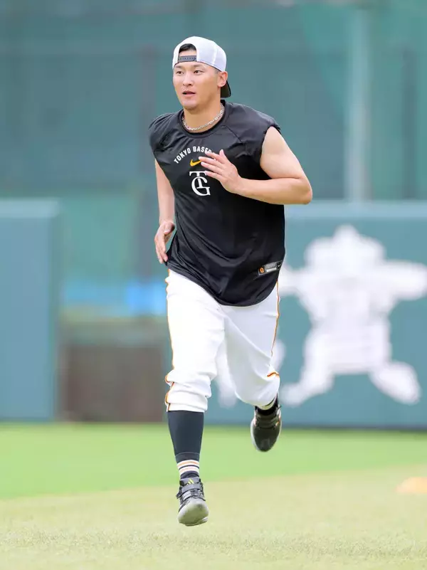 【巨人】吉川尚輝が軽快にダッシュ…左太もも裏の肉離れでリハビリ中