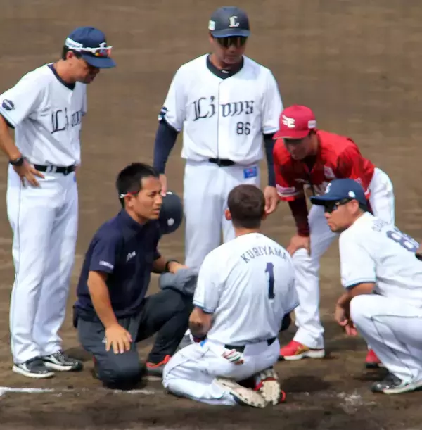 【西武】３０日に引退試合控える栗山巧が頭部死球受け交代　１４１キロ直撃でヘルメット破損　歩いて引き揚げるも球場騒然…２軍・楽天戦