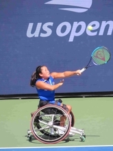 上地結衣、４強進出　センターに次ぐ規模のコートで世界１５位にストレート勝ち