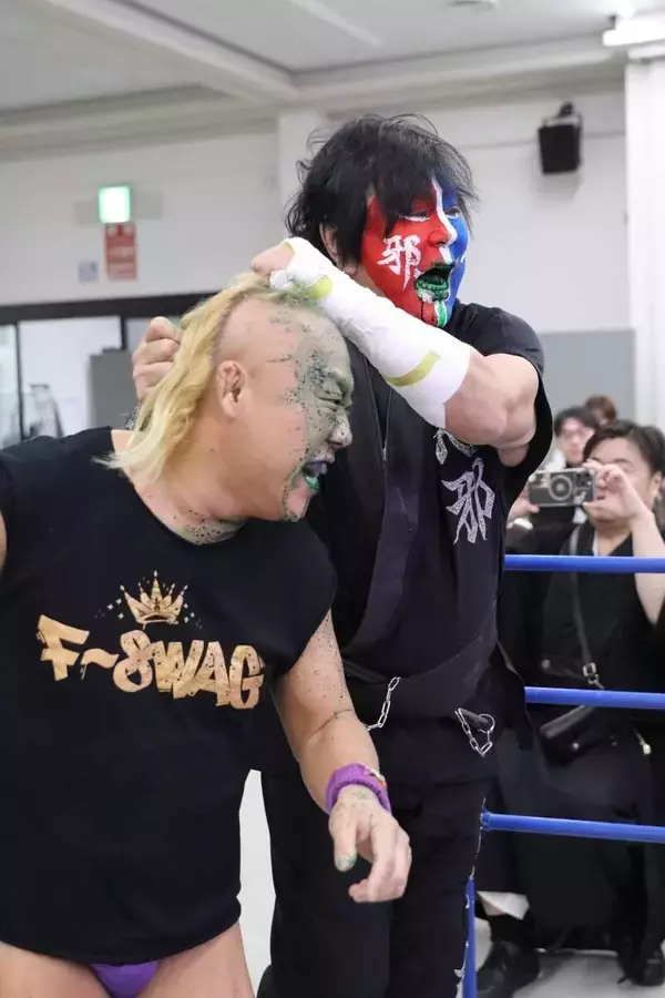 “邪道”大仁田厚「化身」グレート・ニタ、３１年ぶり広島に降臨…毒霧＆鎌攻撃などやりたい放題