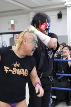 “邪道”大仁田厚「化身」グレート・ニタ、３１年ぶり広島に降臨…毒霧＆鎌攻撃などやりたい放題