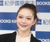 「“もちふわボディー”村重杏奈、胸元透けたニット姿が「セクシー」「反則」と反響　美脚もあらわ「いいオンナ」」の画像1