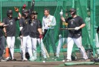 【巨人】即席マシン打ちミニゲーム　ウィーラー打撃コーチの発案で「打撃ポイント」を競争