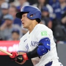 岡本和真と菅野智之が初対決　１打席目は空振り三振で菅野に軍配上がる　巨人時代のチームメートがメジャーで激突