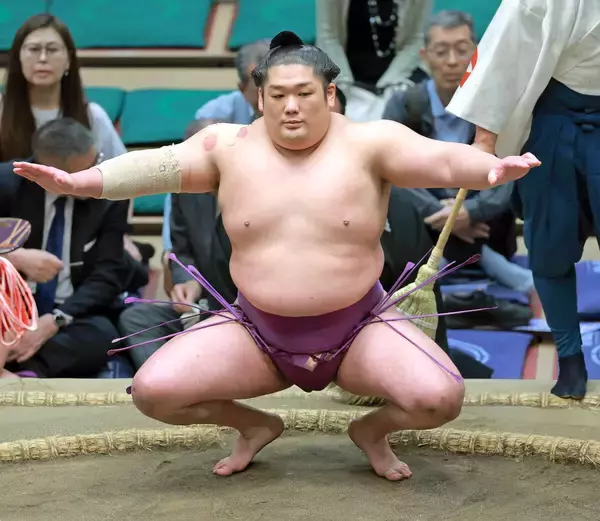 十両・尊富士が同じ青森出身の兄弟子・宝富士の断髪式でハサミ　中学時代に初対面「憧れでまさか同じ部屋で稽古するとは」