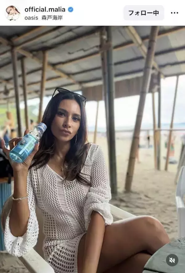 「何年ぶりに来れたんだろう」４児の母・ＭＡＬＩＡ．ビーチでの編みニット姿が「ホント可愛い」「安定の美しさ」