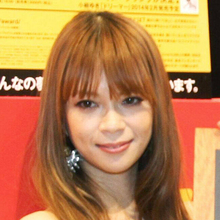 ４４歳・小柳ゆき　雰囲気激変した現在の姿！黒髪＆タトゥーも…「あなたのキスを数えましょう」から２７年