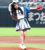 「「≠ＭＥ」冨田菜々風がエスコン・ファーストピッチ　ワンバン投球も大歓声、きつねダンスも　日本ハム・奈良間が全力応援！」の画像1