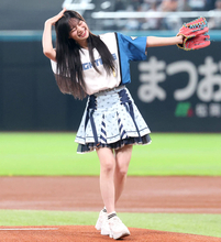 「≠ＭＥ」冨田菜々風がエスコン・ファーストピッチ　ワンバン投球も大歓声、つねダンスも　日本ハム・奈良間が全力応援！