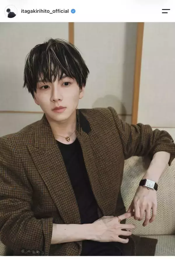 「カルティエと変わらぬ輝き」「ビジュやば！」板垣李光人の新たな髪色に騒然「可愛いからカッコイイに」「最強すぎ」