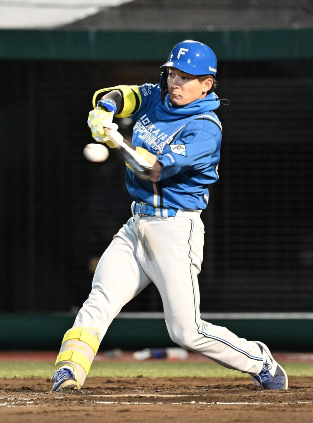 元日ハム Mizuno 野球用シューズ ブラック/ゴールド（MIZUNO 野球 