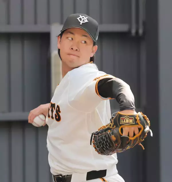 【巨人】バレンタイン　チームＮＯ１の人気者は坂本勇人ではなく、オシャレ番長！？…那覇キャンプ初日