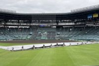 【センバツ】雨の中プレーボール　観客は雨ガッパや傘で対応　阪神園芸もスタンバイＯＫ…智弁学園－大阪桐蔭