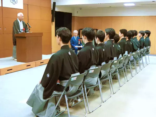 「国宝」効果も後押し　昨年の３倍、６人の歌舞伎俳優の卵が出発「国立劇場養成所」の新研修生入所式　中村萬壽が祝辞