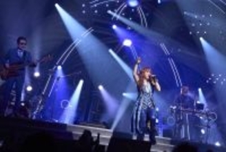 ＴＨＥ　ＡＬＦＥＥ　初ステージから１万８８６３日、デビュー５２年で通算公演数３０００回達成　日本のバンド１位　“３０００”安打の張本勲氏のバットを贈呈