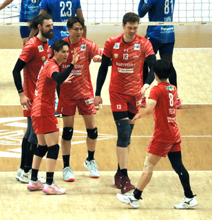 【バレー】サントリーが連覇王手！　今季限り退団の高橋藍“有終Ｖ”へあと１勝　３―１で大阪Ｂに先勝…ＳＶリーグ決勝