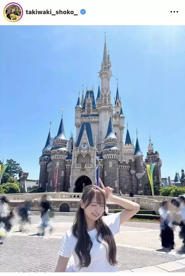 ＝ＬＯＶＥ瀧脇笙古、へそ出しコーデでディズニー満喫！「えぐかわいい！」「天使すぎる」「かわちい」