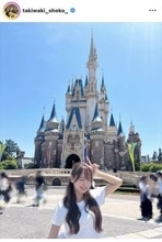 ＝ＬＯＶＥ瀧脇笙古、へそ出しコーデでディズニー満喫！「えぐかわいい！」「天使すぎる」「かわちい」