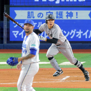 【巨人】佐々木俊輔の適時二塁打で同点　「気持ちで打ちました。良い所に飛んでくれて良かったです」２試合連続２番で出場