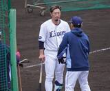 「【西武】外崎修汰がランチ特打でアップルパンチ２発「パワーが伝わってる感じ、すごいある」ＦＡ移籍の石井一成と競演」の画像1