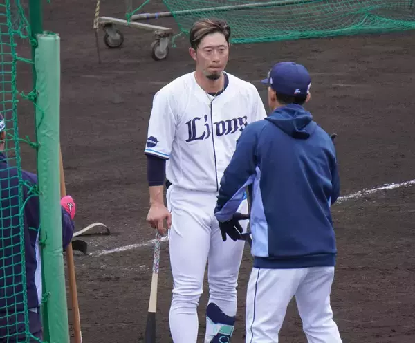 【西武】外崎修汰がランチ特打でアップルパンチ２発「パワーが伝わってる感じ、すごいある」ＦＡ移籍の石井一成と競演