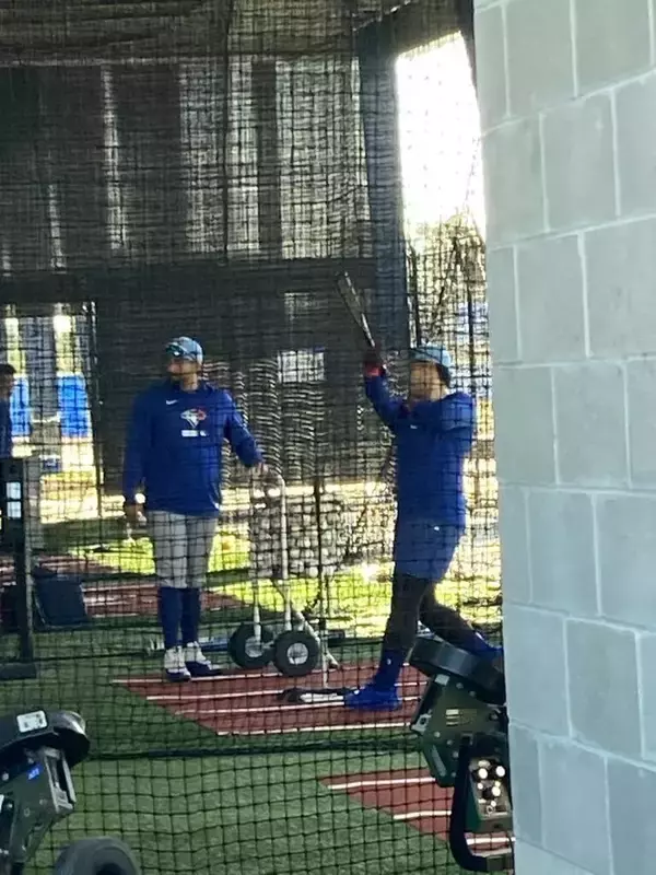 岡本和真、ブルージェイズのトレーニングウェアで始動…日本との時差１４時間「眠くなってきちゃいました」