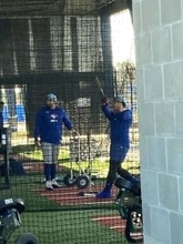 岡本和真、ブルージェイズのトレーニングウェアで始動…日本との時差１４時間「眠くなってきちゃいました」