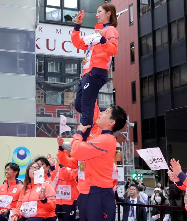 【五輪パレード】りくりゅうが豪快リフトを連発　金メダルペアに沿道の５万人が熱狂　三浦さん「私は身長がちっちゃいので」